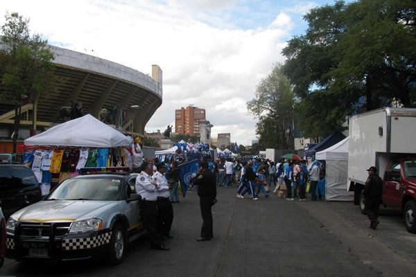 La seguridad presente en las afueras del estadio