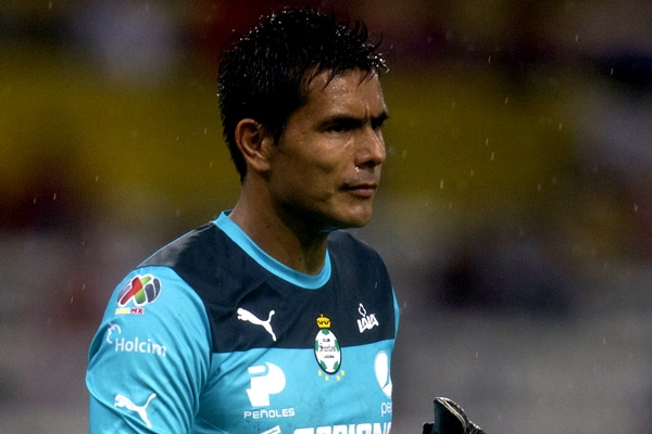 La volea de Bravo sorprendió a Oswaldo Sánchez.