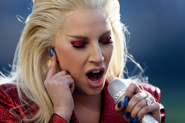 Lady Gaga interpretó el Himno de los Estados Unidos de América.