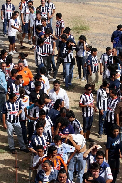 Largas filas regias en la Corregidora