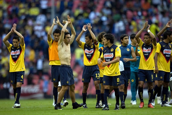 Las Águilas agradeciendo a su publico