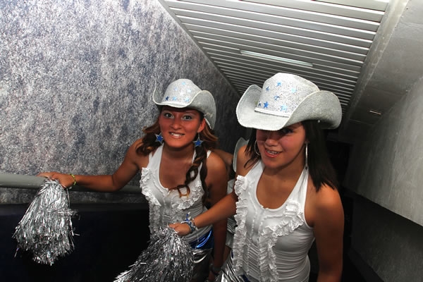Las vaqueritas se preparaban para salir al campo