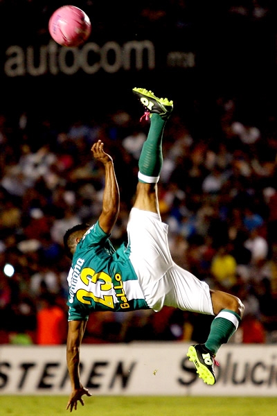 León dejó irl a victoria y podría caer del segundo lugar de la Liga.