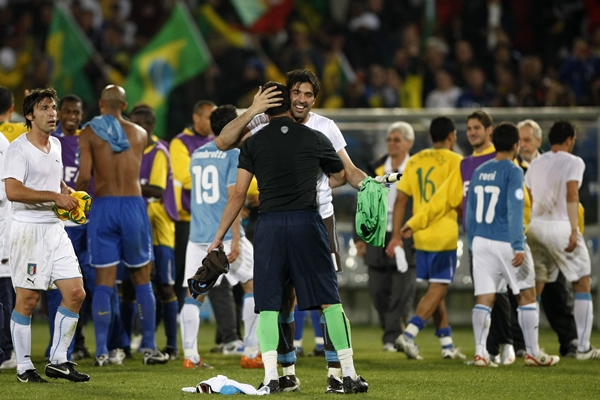 Los abrazos al final del cotejo