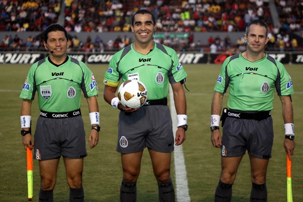 Los árbitros antes del encuentro