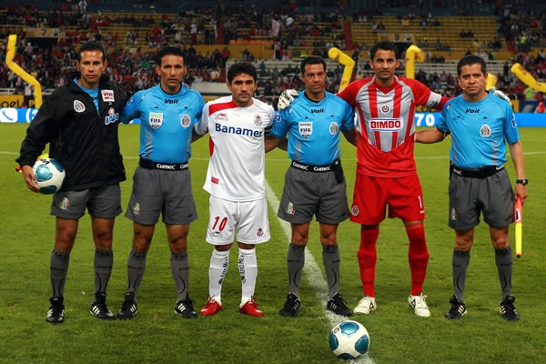 Los capitanes posan con el cuerpo arbitral