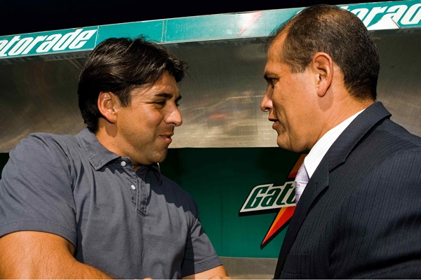 Los entrenadores se saludaron antes del encuentro