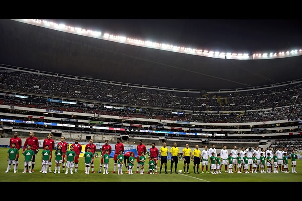 Los equipos en la ceremonia de los himnos.