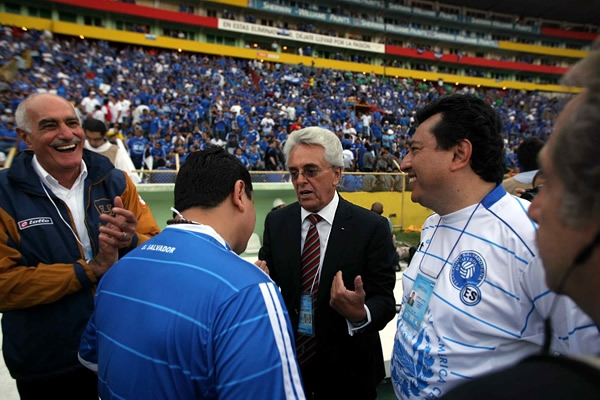 Los federativos revisan que el todo este bien.