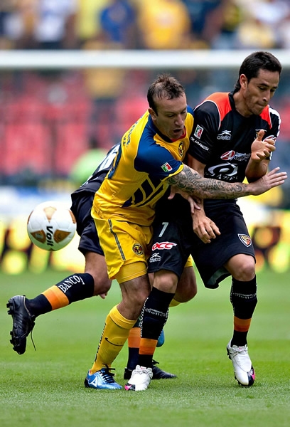 Los hombres se transforman en soldados al entrar al campo.