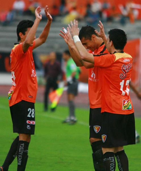 Los jugadores de Jaguares celebran el primer tanto.