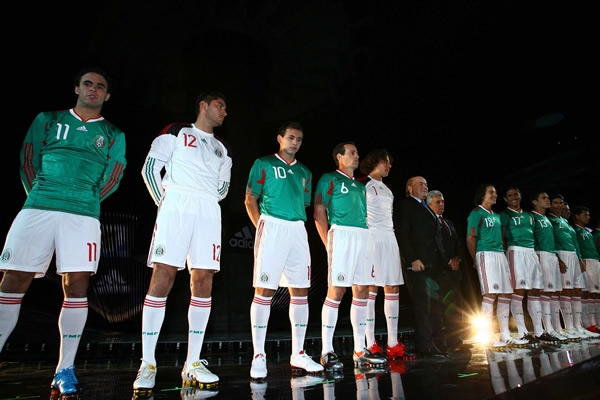 Los jugadores presentando la nueva playera