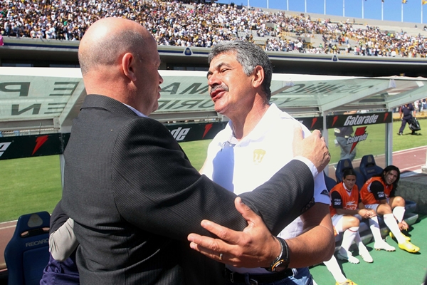 Los técnicos se saludan previo al juego.