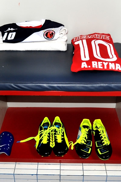 Los uniformes ya esperan a sus portadores.