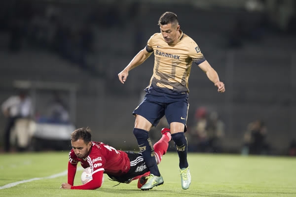 Los Universitarios acechaban la portería rival.