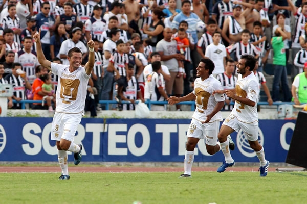 Los universitarios festejaron con todo el gol de Dante
