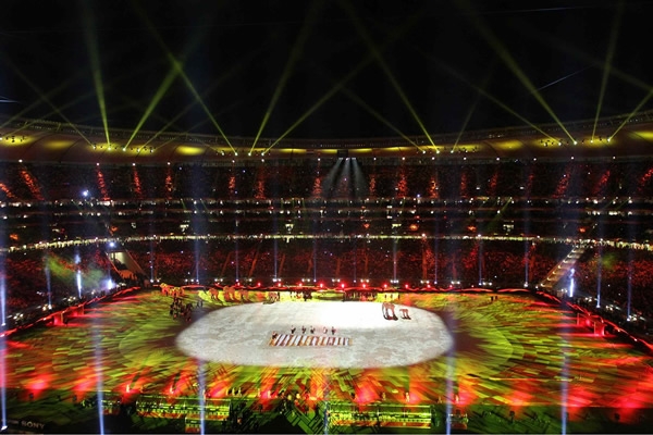 Luces de todos los colores en el campo.