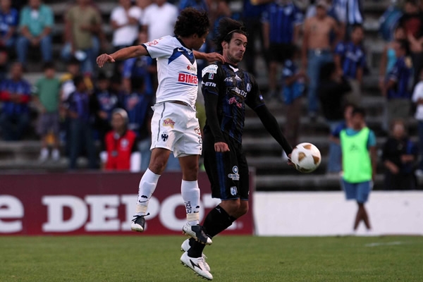 Lucha por el balón en todo momento