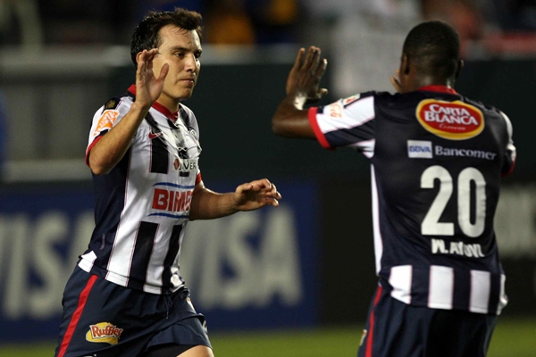 Lucho Pérez descontó por la vía del penal.