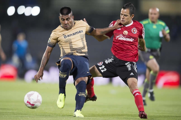 Ludueña peleaba cada balón en media cancha.