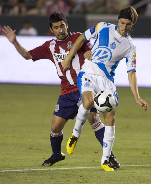 Lugo controla el balón ante la mirada chiva