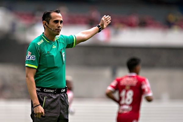 Luis Enrique Santander fue el silbante central.