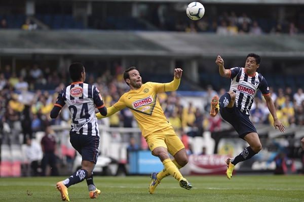 Luis Gabriel Rey intentando aprovechar la titularidad.