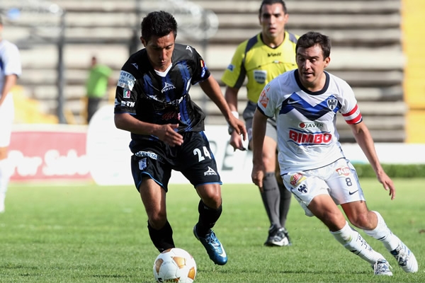 Luis Pérez, buscando detener el ataque