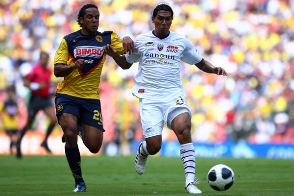 Luis Velázquez intentando quitarse la marca americanista