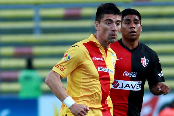 Mancilla anotó por Monarcas, pero de fuera de lugar.