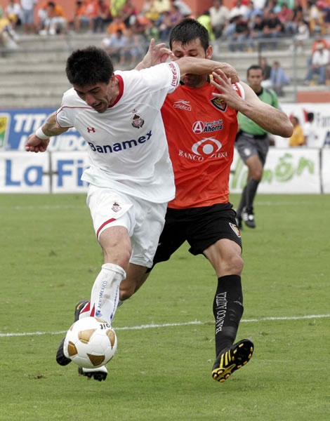 Mancilla luchó por el esférico