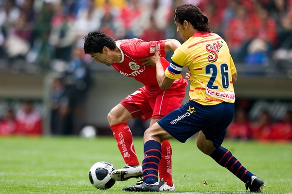 Mancilla quitandose la marca monarca