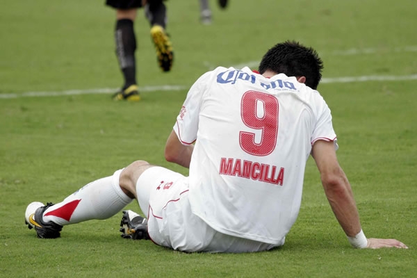 Mancilla se duele en el césped después de una dura entrada