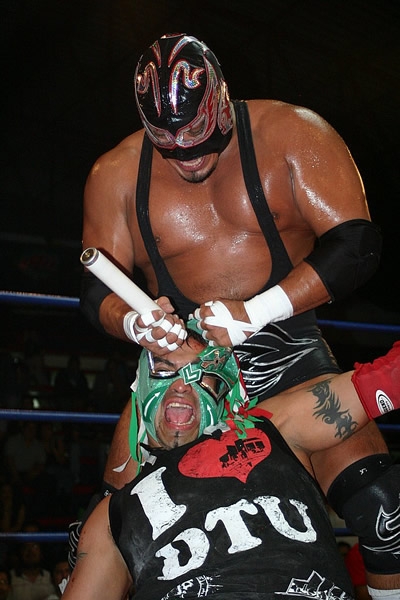 El maniaco, Silver King, castigando al Méxican Power, Crazy.