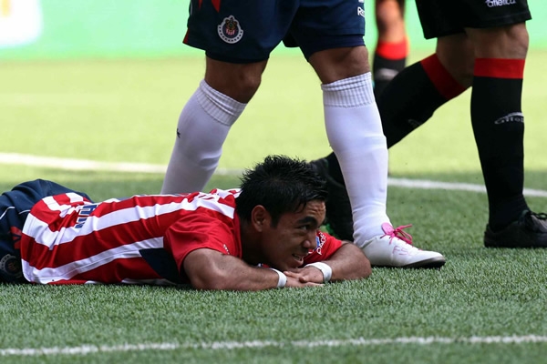 Marco Fabián cayó tras una falta
