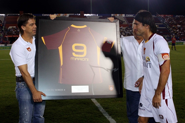 Marioni fue reconocido en la cancha del Potro.