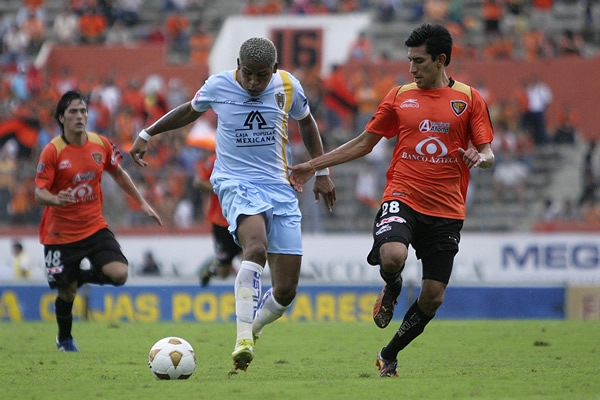 Marvin Cabrera pelea el balón con Michael Arroyo