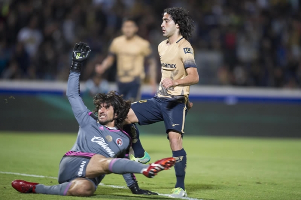 Matías Britos aprovechó un rebote de Vilar para el segundo de Pumas.