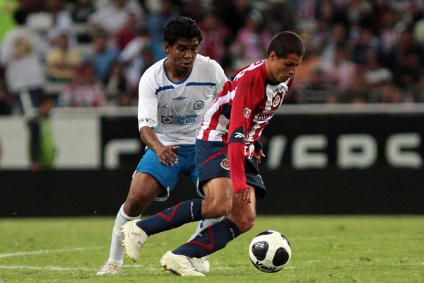 Melvin marca a Chicharito