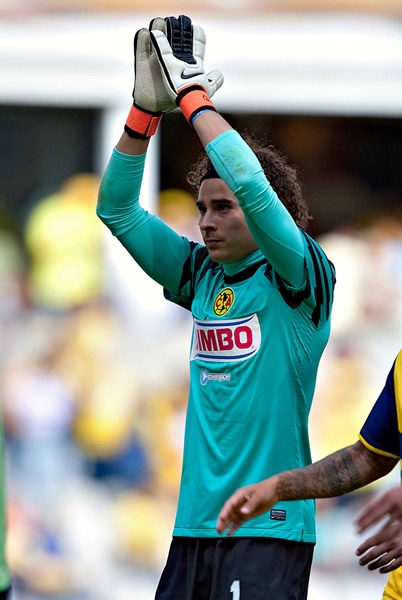 Memo Ochoa volvió a ser la custodia del arco.