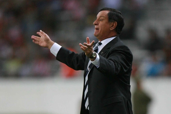 Meza da indicaciones a sus muchachos