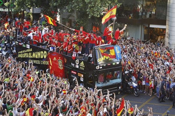 Miles de aficionados recibieron al equipo.