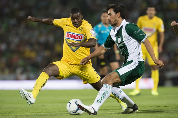 Mina en su intento por asumir el papel de goleador.