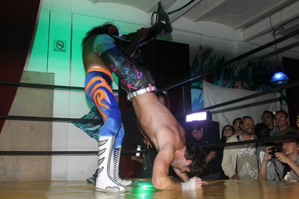 Música, fotos y lucha libre.