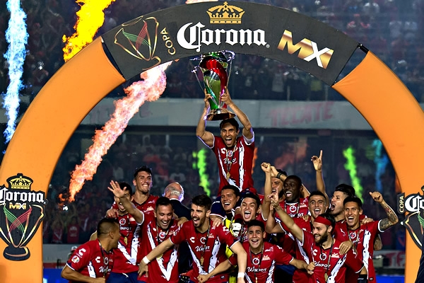 Nada como brindar con la Copa de Campeón.