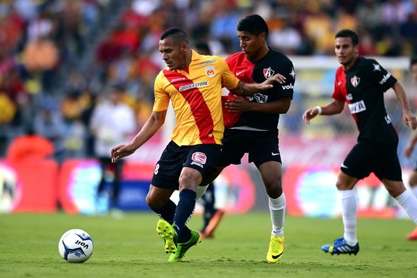 Nava y Cisneros bajan y suben con tal de tener el balón.