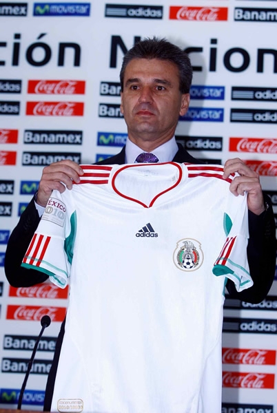 Néstor, mostrando la playera