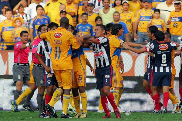 No podía faltar la bronca en un Clásico