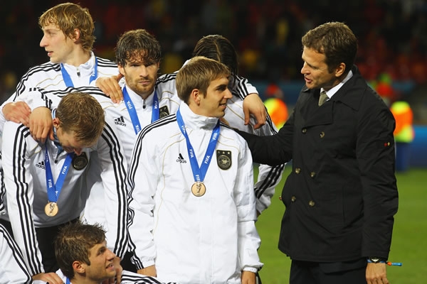 Oliver Bierhoff felicita a Philipp Lahm