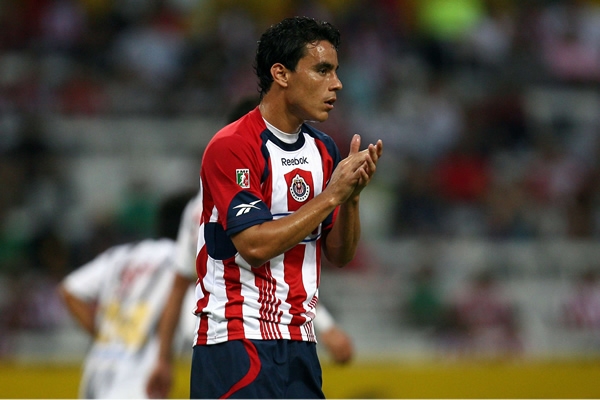 Omar Bravo lamenta una oportunidad fallada